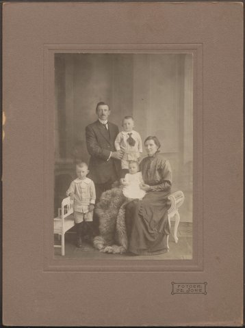 Ytzen K en Jitciea N14 met kinderen Karsjen Sijmen en Dirkje