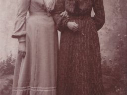 Jitciea, vrouw van Ytzen Karsjen Tamminga N14 met haar zuster 