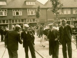 Gerrit Tamminga (N27) op de veemarkt in Sneek